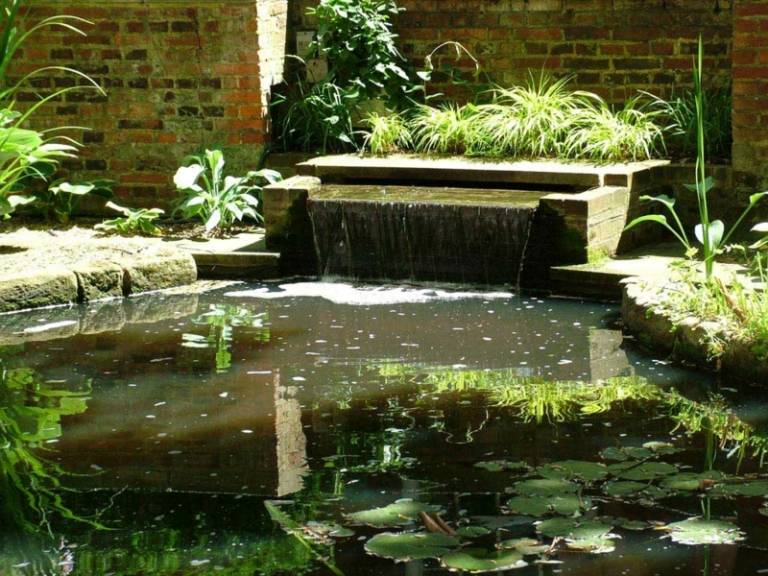 vatten funktioner i trädgården vattenfall damm idé sten