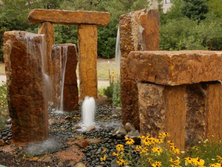 Vattenspel-trädgård-stenar-sten-fontän-idéer