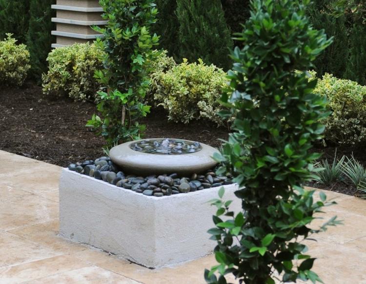 Vattenspel-trädgård-design-idéer-liten-betong-trädgård-fontän