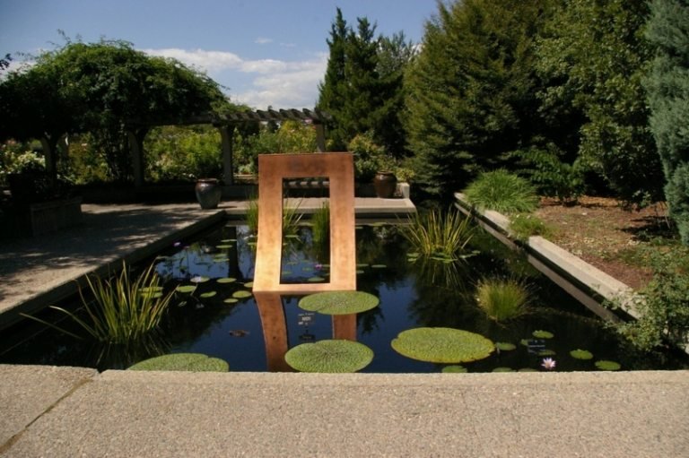 vattenfunktioner i trädgårdsdammen stora minimalistiska näckrosor graeser