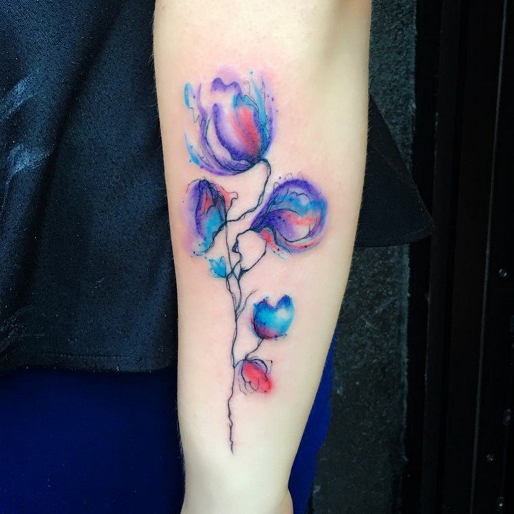 akvarell-tatuering-abstrakt-blommor-underarm