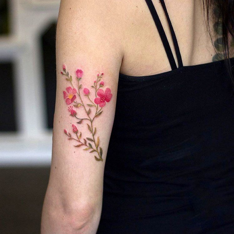 akvarell-tatuering-blommor-kvinna-överarm