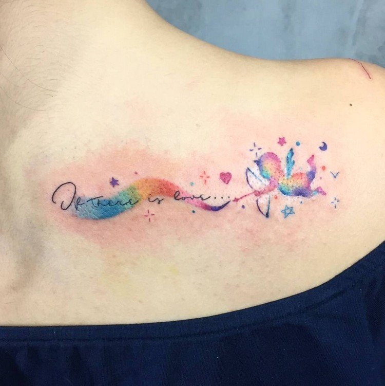 akvarell tatuering regnbågens färger bokstäver