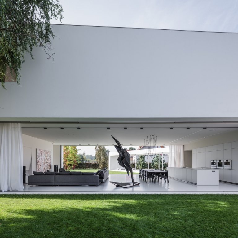 vitt och grått vardagsrum moderna konstverk dekoration gardiner sekretess skärm solskydd