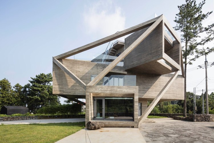 betonghus geometrisk arkitektur exponerat betongfönster glasräcke
