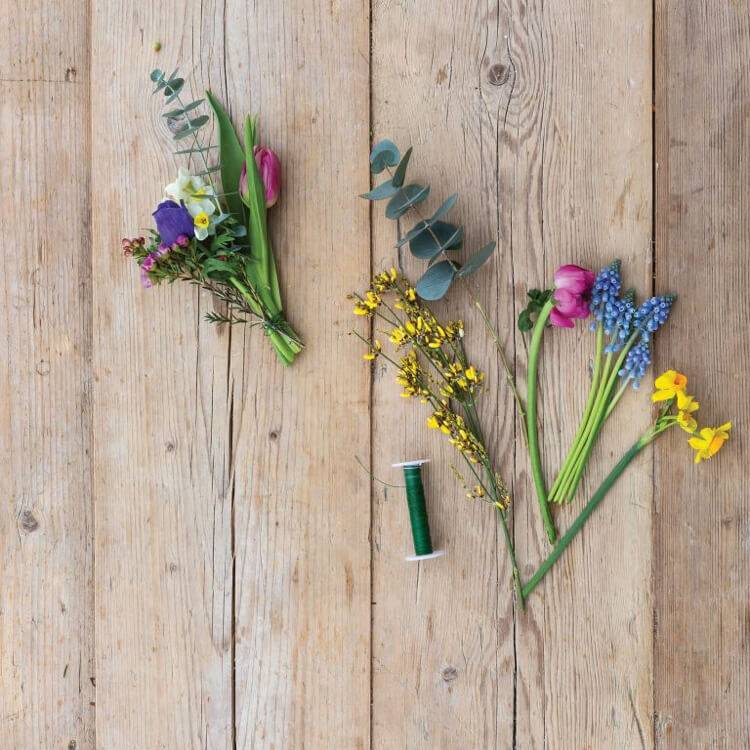 Dekorera pilkrans för våren genom att knyta små buketter med blommor
