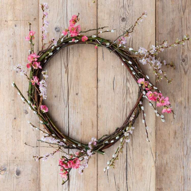Pilkrans dekorerar vårens färska blommor