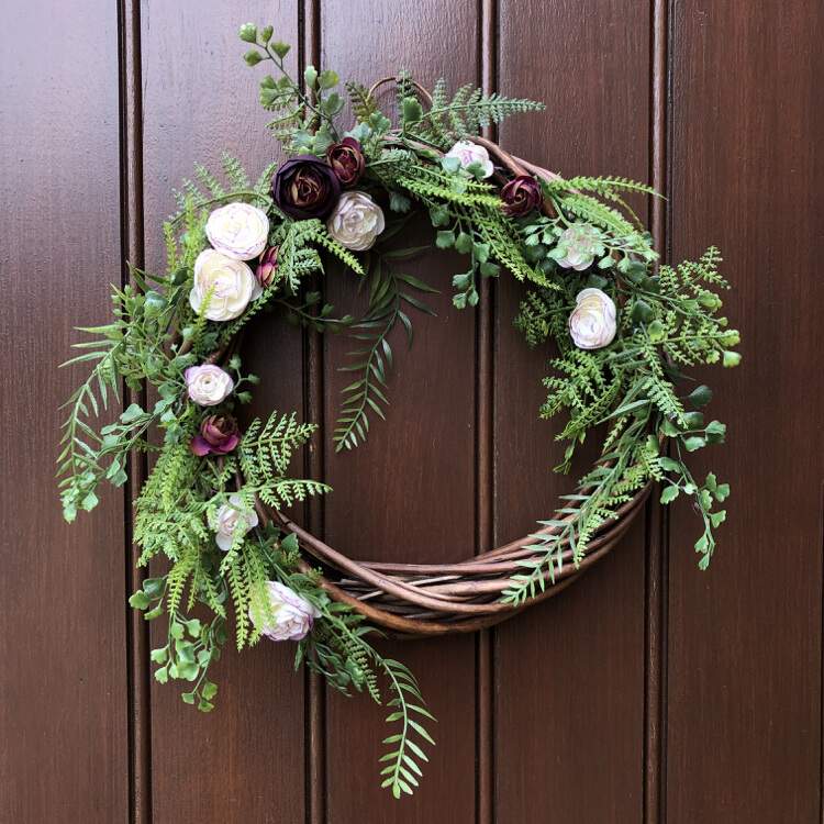 Willow krans dekorera våren med blommor som rosor och ormbunkar