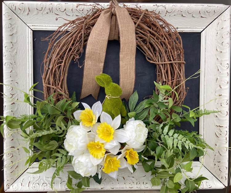 Dekorera pilkrans med påskliljor och påskkanin gjord av mossa och gröna blad