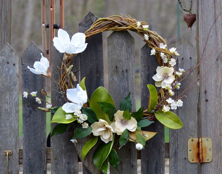 Pilkrans med färska magnolior slipsidéer