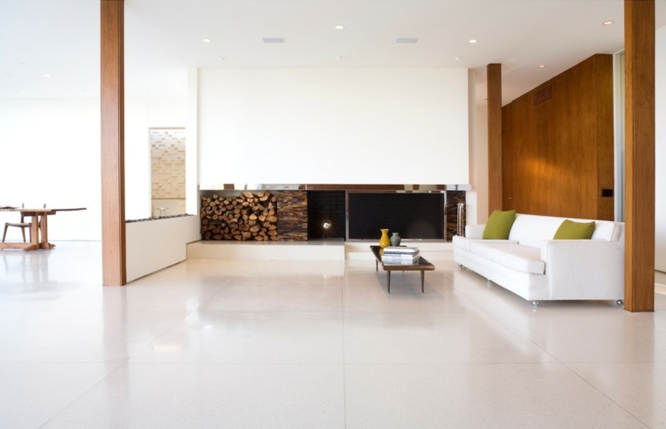 vägg-betong-block-vardagsrum-öppen spis-soffa-vit-balk-ved-dekoration