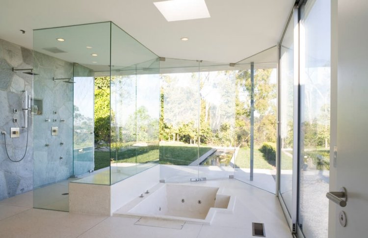 vägg-betong-block-fönster-front-glas-vägg-badrum-idé-infälld-badkar-sten-dusch