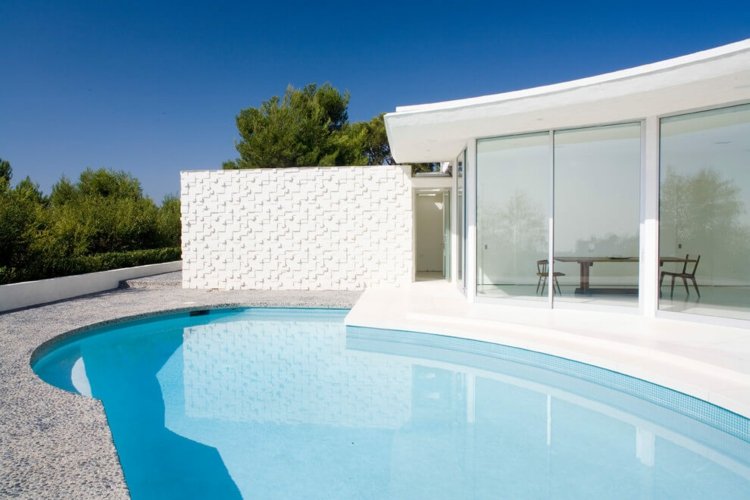 betongblock-vägg-pool-terrass-vit-rundad form