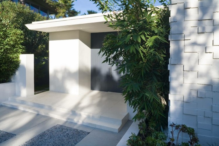 vägg-betong-block-uppfart-grå-dörr-snabb-lee-kontor-växter-trädgård