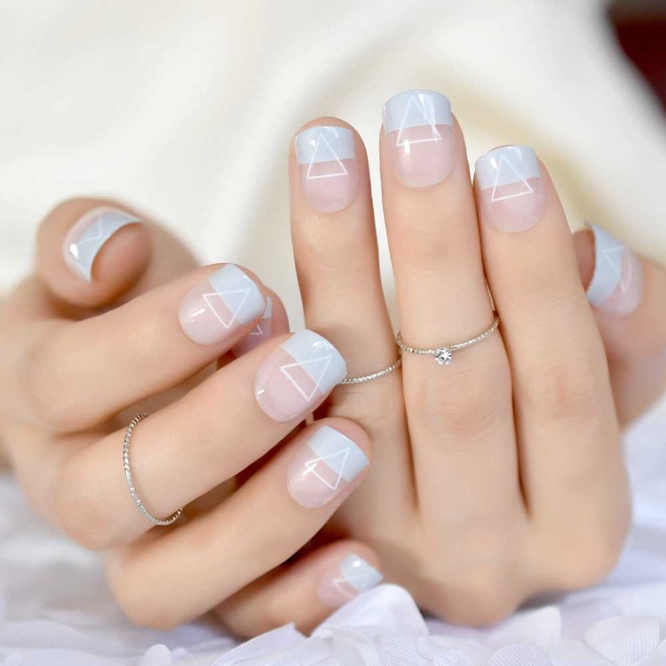 Vita fläckar för att dölja naglar undviker manikyr