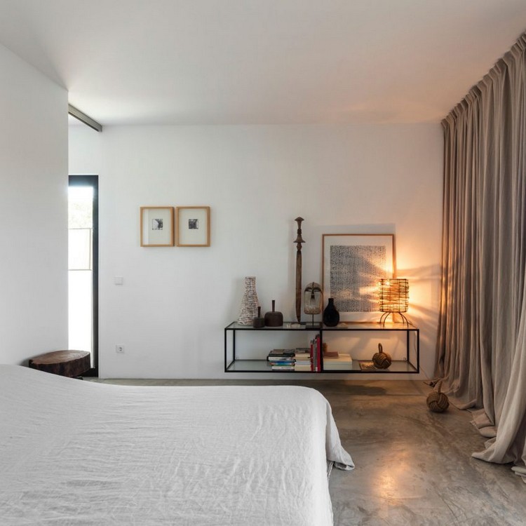 hus-vitt-sovrum-minimalistiska-gardiner