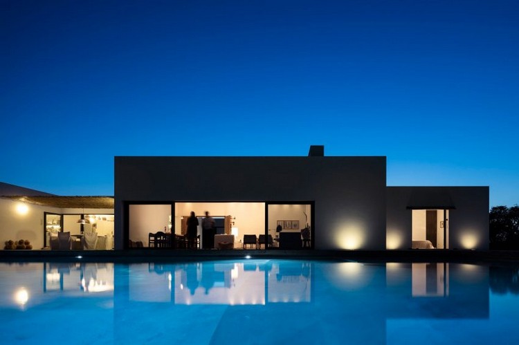 vit-hus-fasad-pool-natt-belysning-modern