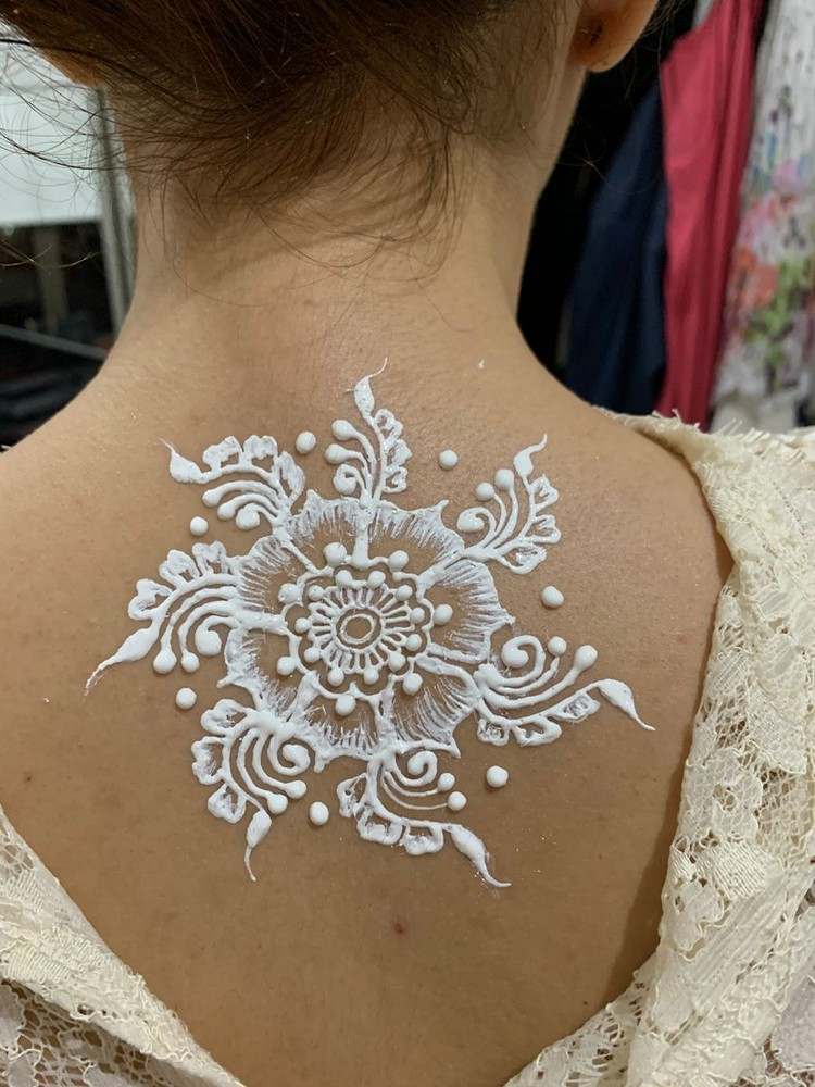 Mandala tatueringsmotiv betyder att göra sommartatueringar själv