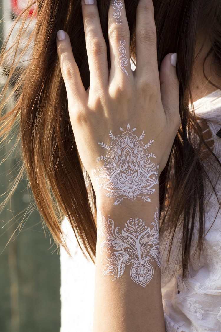 Handleds tatuering design kvinnor gör vita henna tatueringar själva
