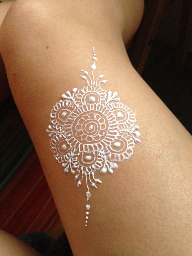 Gör sommartatueringar själv Henna tatueringsdesign vit