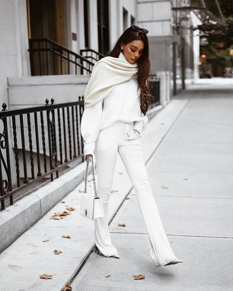 Modetrender hösten 2020 kombinerar vita byxor för vintern