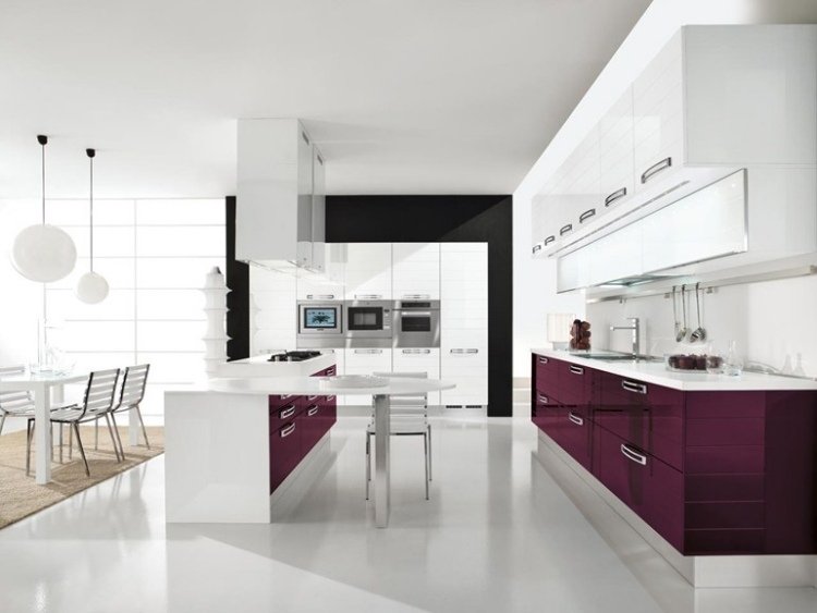 Vit-kök-med-ö-i-högglans-lack-FABIANA-lila-fronter-Cucine-Lube