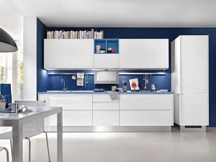 Italiensk design-vitt-kök-i högglansat träskåp-handtagslöst-LINDA