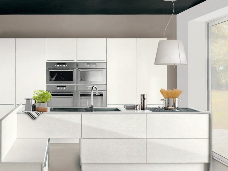 lackkök-vita-fronter-utan-handtag-PAMELA-italiensk-design-Cucine-Lube