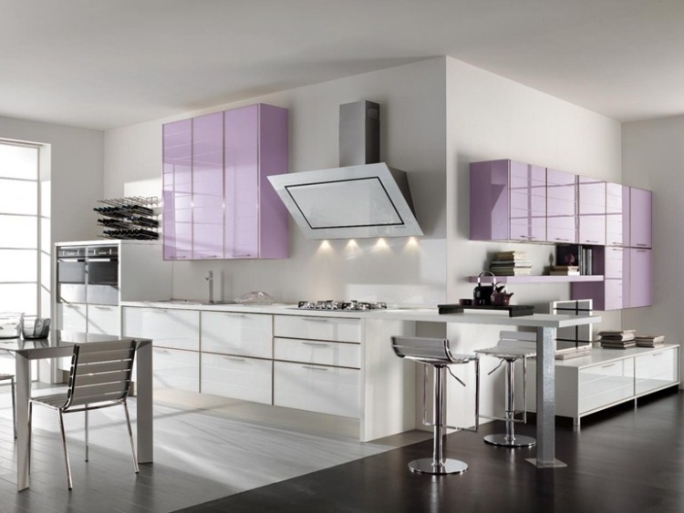 Vitt-kök-i-högglans-glas-och-aluminium-LUCY-exklusivt-design-gjort-i-Italien