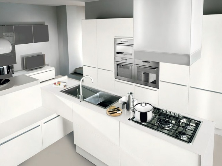 Vit-kök-i-högblank-modern-PAMELA-högkvalitativa-apparater-ö
