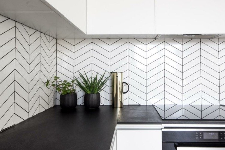 vitt kök svart bänkskiva kök väggidéer levande trender 2020