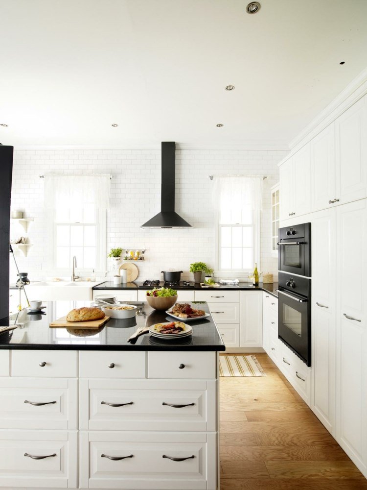 svartvitt kök inrättade kökstrender i skandinavisk livsstil 2020