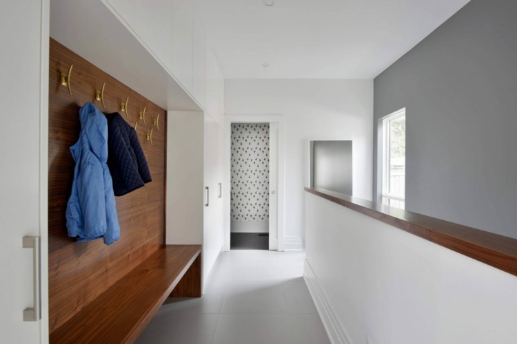 vit-kök-garderob-kapp-krok-bänk-enkel-hall-modern-grå-vägg-färg