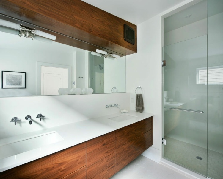 vitt-kök-badrum-möbler-modern-dusch-glas-spegel-dekoration
