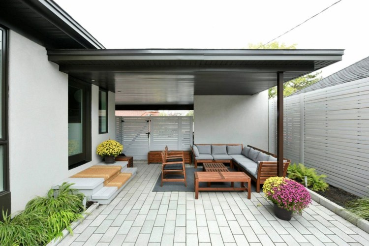 vitt-kök-vardagsrum-sittplatser-utomhus-område-pergola-tak-moderna