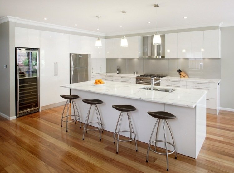 modernt-vitt-kök-högglans-stänkskydd-marmor-bänkskiva-kök-ö