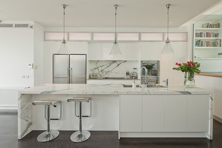 marmor-kök-vitt-skåp-fronter-glas-taklampor