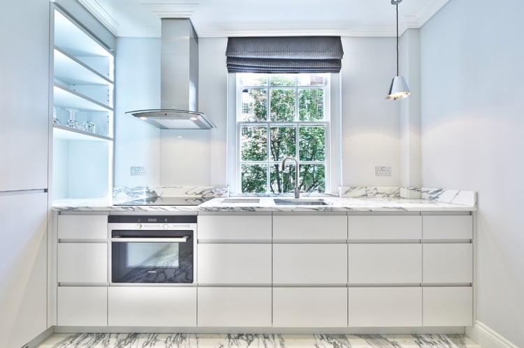 marmor-kök-vit-bänkskiva-golv-ljusgrå-väggfärg