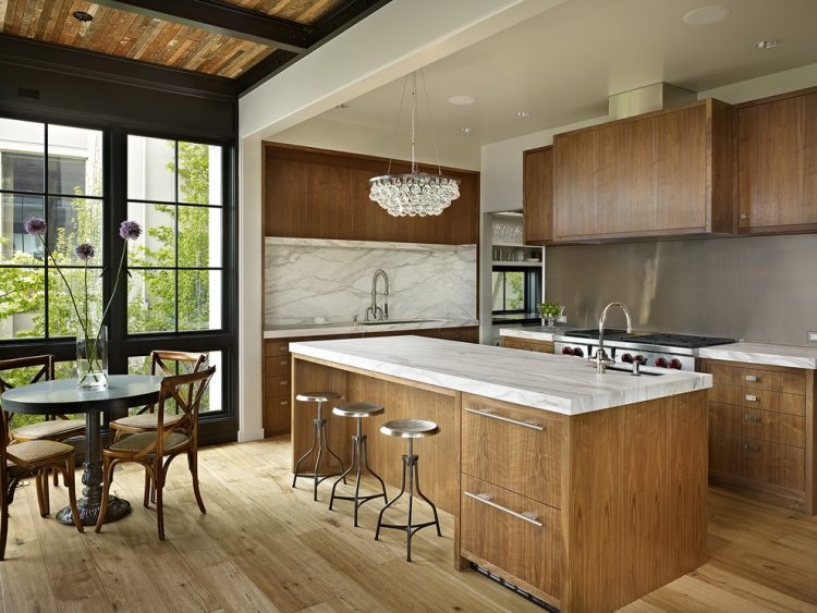 bänkskivor i marmor-kök-fronter av trä-skåp-vintage-stil