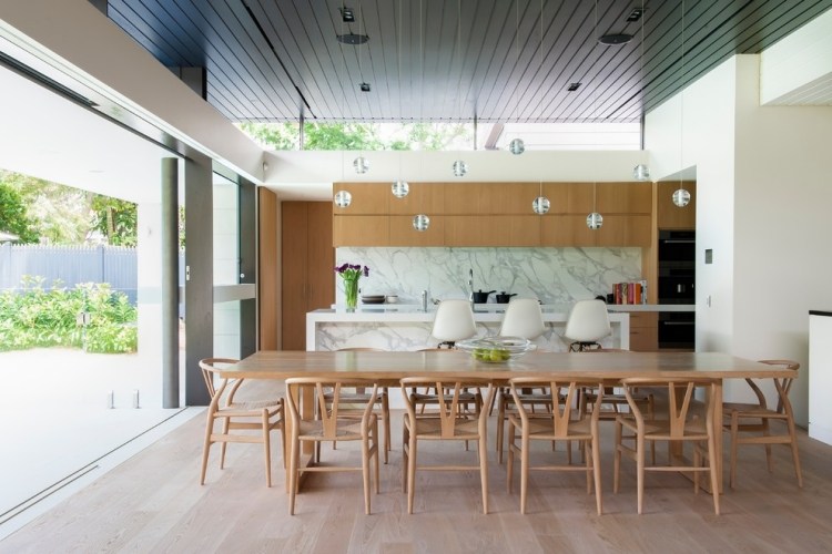 marmor-kök-ö-kök bak-vägg-trä-skåp-matbord