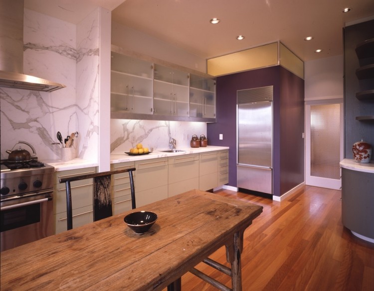 kök renovering-vintage-trä-matbord-marmor-kök bakvägg