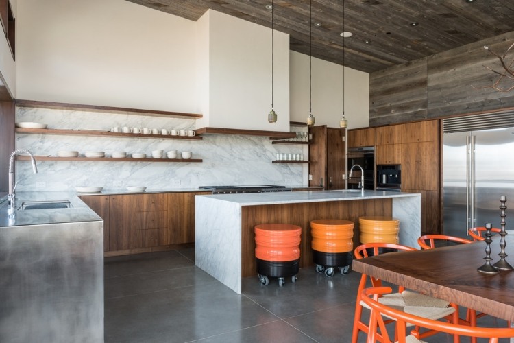 kök-modern-industriell-marmor-vägg-trä-skåp-fronter