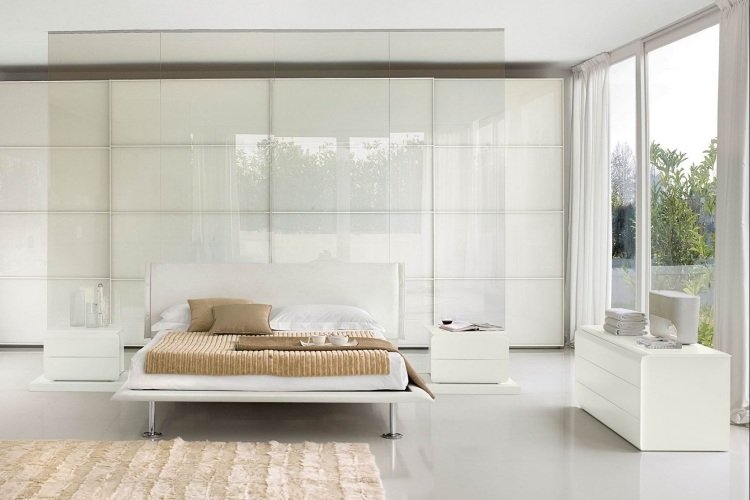 Vita sovrumsmöbler -stil-design-minimalistisk-garderob-högglans-fönster-byrå