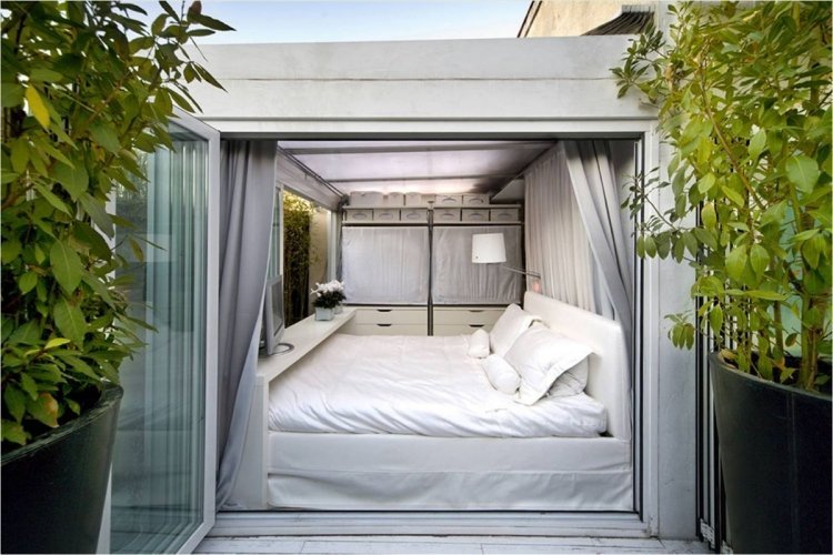Vita sovrumsmöbler stil-design-minimalistisk-trädgård-fönster-apelsinträd-grå