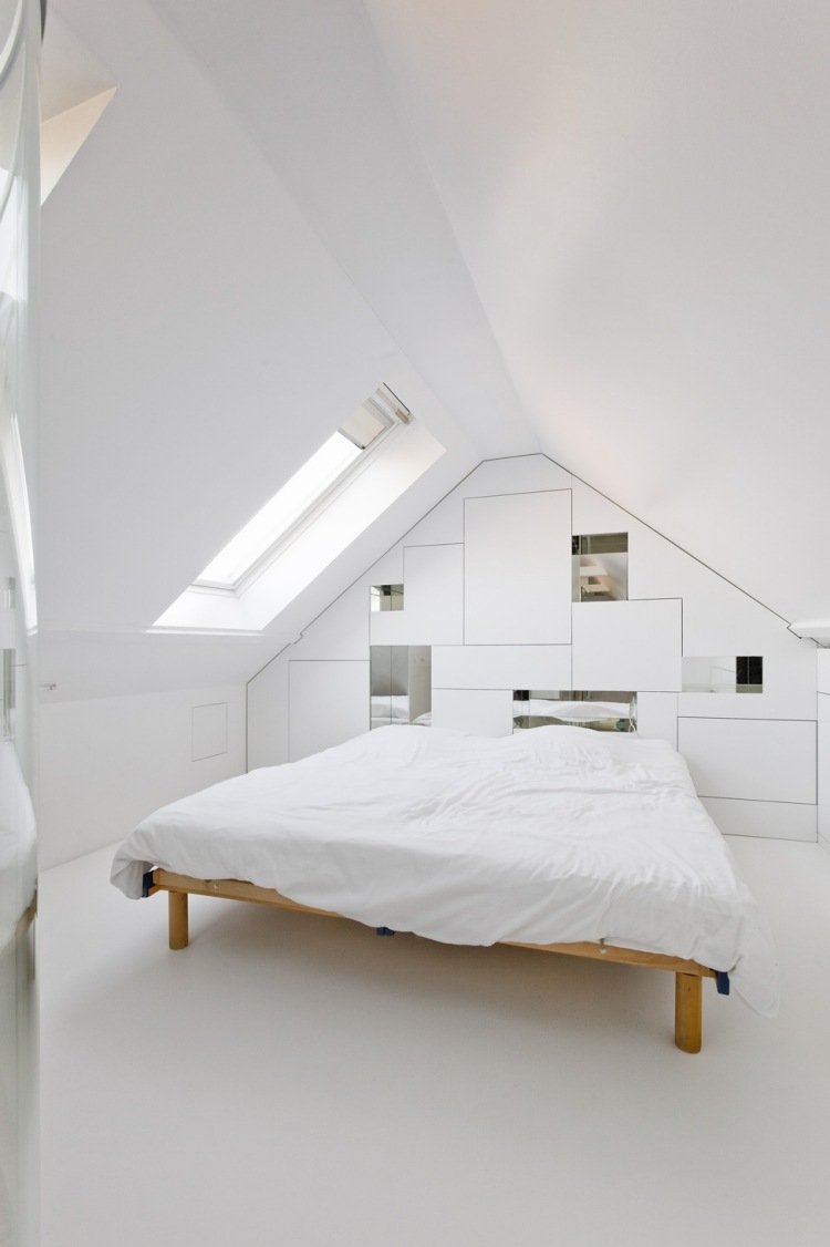 vit-sovrum-möbler-stil-design-minimalistisk-sluttande-tak-sluttande-garderob-trä