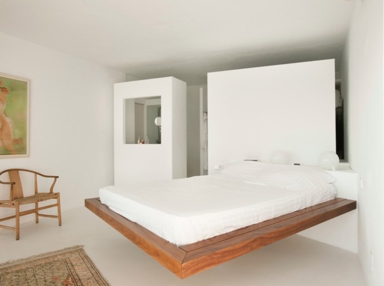 vit-sovrum-möbler-stil-design-medelhavs-trä-hängande-säng-väggmålning-matta