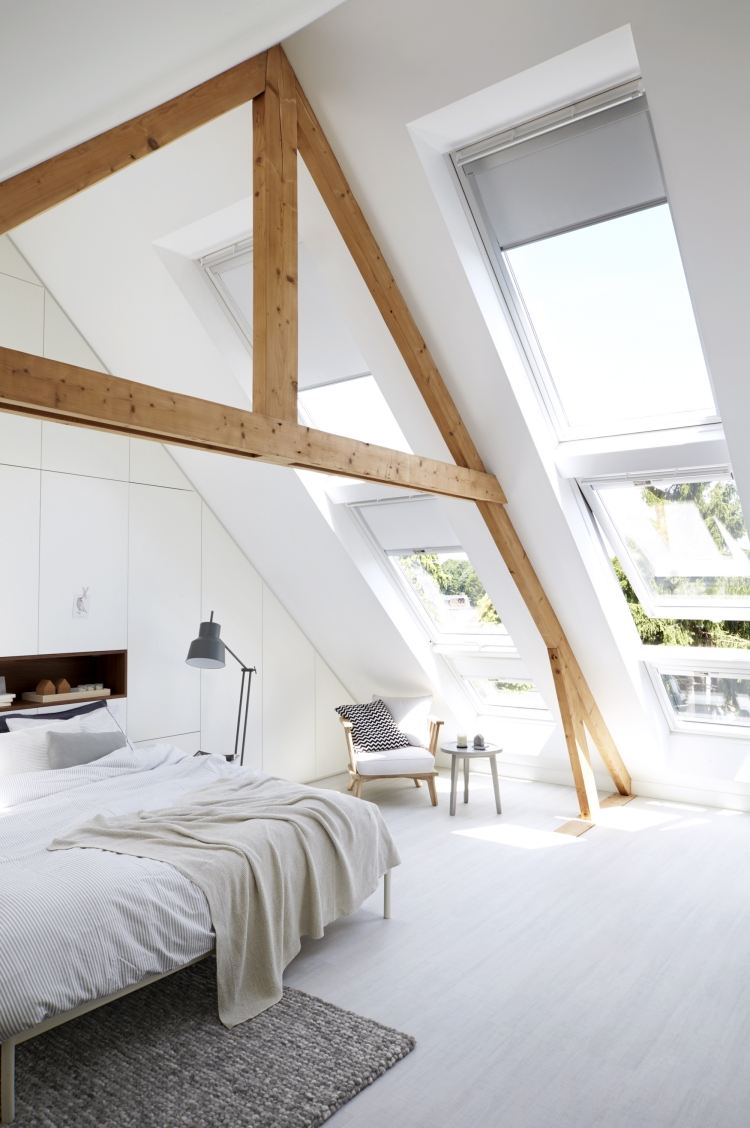 vit-sovrum-möbler-stil-design-skandinavisk-sluttande-tak-trä-tak-rack-vit-golv-takfönster