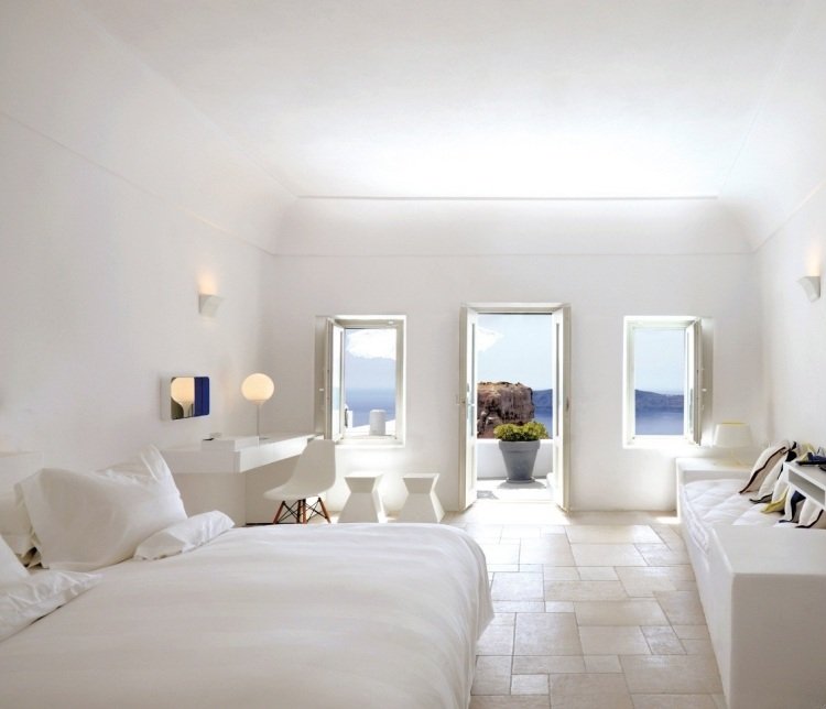 vit-sovrum-möbler-stil-design-medelhavs-sten-golv-kalksten-utsikt-havet