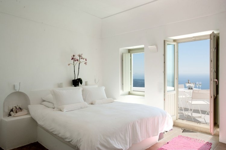 vita sovrum-möbler-stil-design-medelhavs-havsutsikt-semester-fint väder