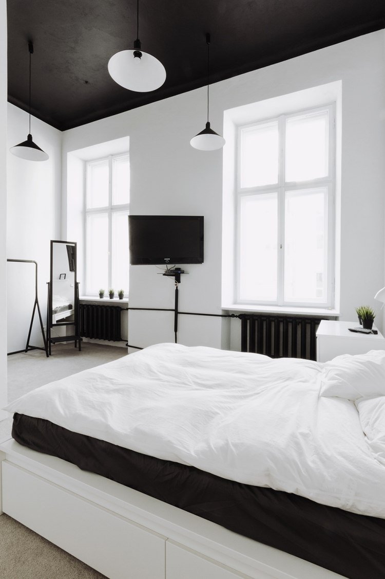 vit-sovrum-möbler-stil-design-industriell-design-svart-tak-lampor-radiatorer